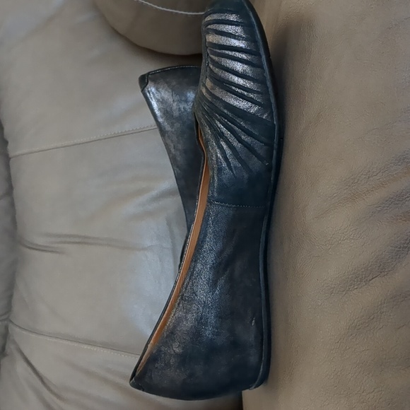 Earthies Vanya Flats Women's Size 7.5 Distressed Leather Pewter Slip On - Picture 12 of 13